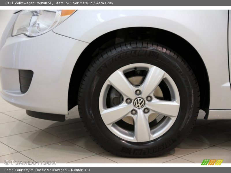 Mercury Silver Metallic / Aero Gray 2011 Volkswagen Routan SE