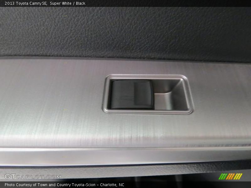 Super White / Black 2013 Toyota Camry SE