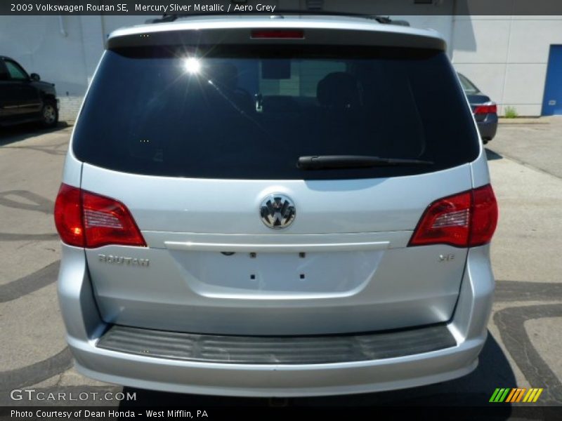 Mercury Sliver Metallic / Aero Grey 2009 Volkswagen Routan SE