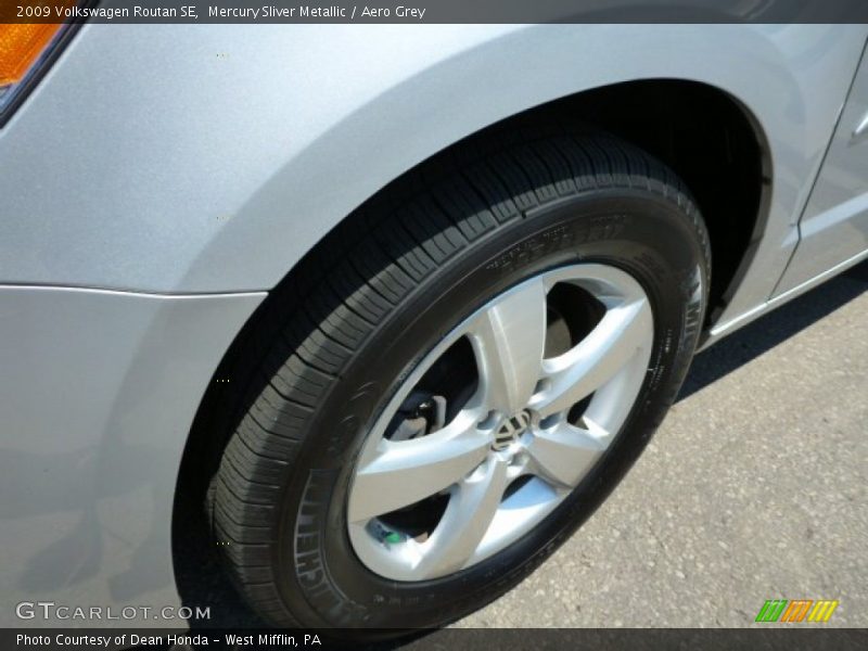 Mercury Sliver Metallic / Aero Grey 2009 Volkswagen Routan SE
