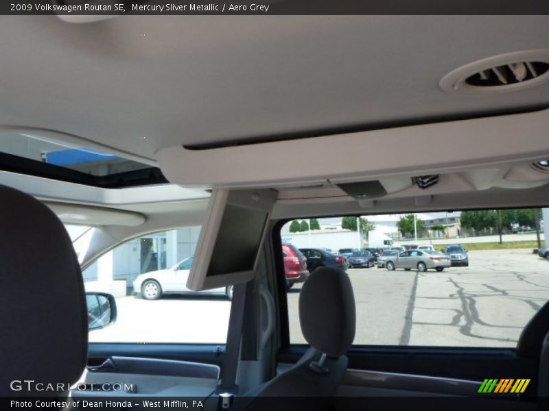 Mercury Sliver Metallic / Aero Grey 2009 Volkswagen Routan SE