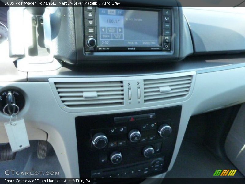 Mercury Sliver Metallic / Aero Grey 2009 Volkswagen Routan SE