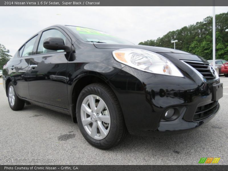 Front 3/4 View of 2014 Versa 1.6 SV Sedan
