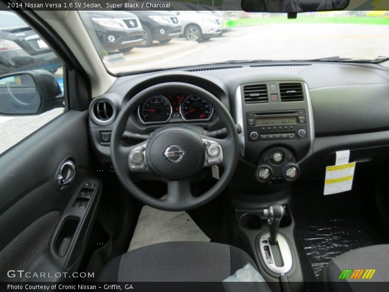 Dashboard of 2014 Versa 1.6 SV Sedan