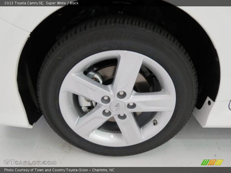 Super White / Black 2013 Toyota Camry SE