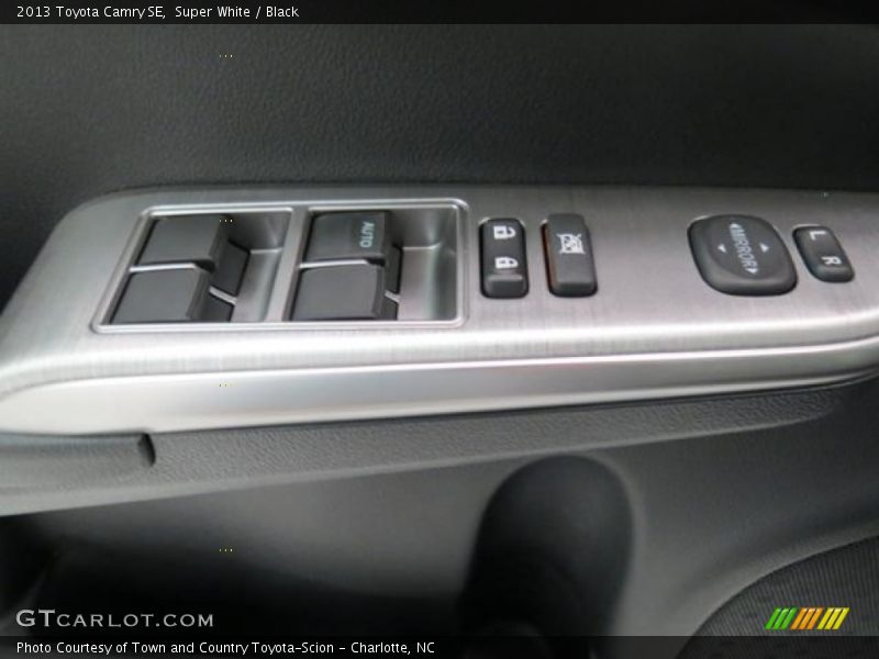 Super White / Black 2013 Toyota Camry SE
