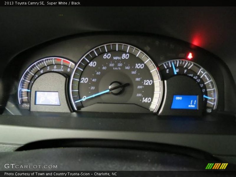 Super White / Black 2013 Toyota Camry SE