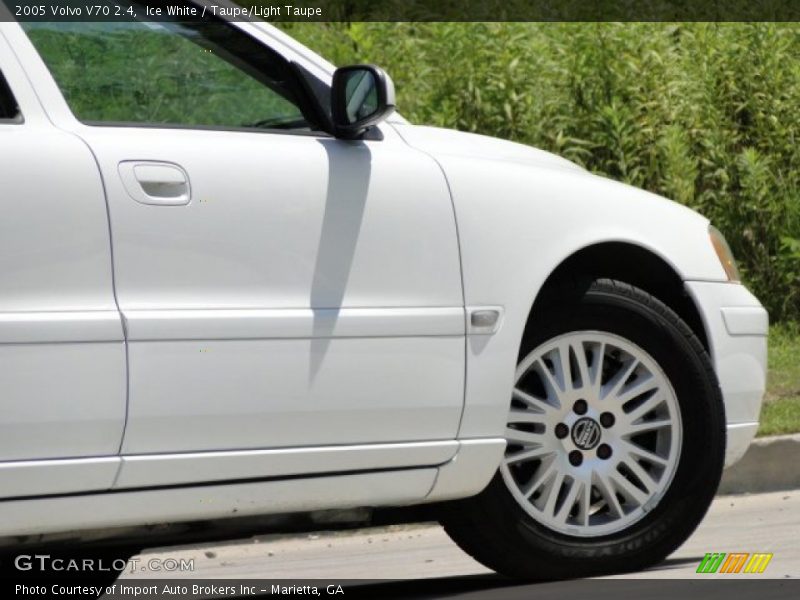 Ice White / Taupe/Light Taupe 2005 Volvo V70 2.4