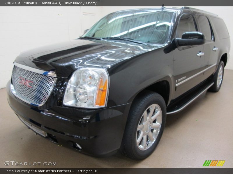 Front 3/4 View of 2009 Yukon XL Denali AWD