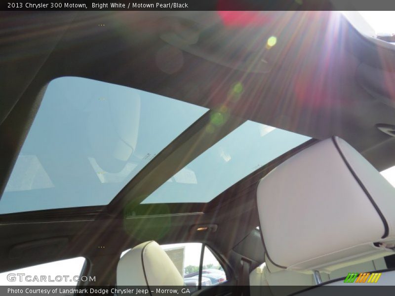 Bright White / Motown Pearl/Black 2013 Chrysler 300 Motown