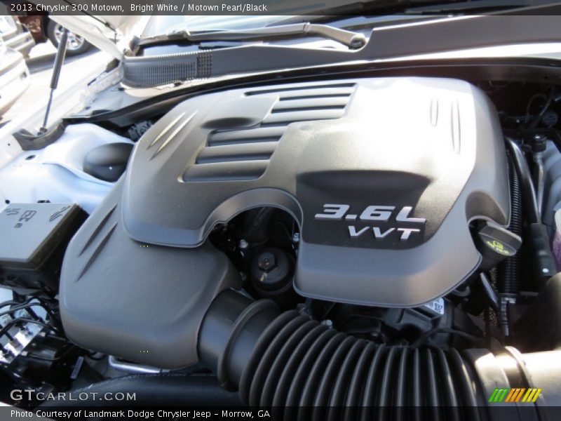 Bright White / Motown Pearl/Black 2013 Chrysler 300 Motown