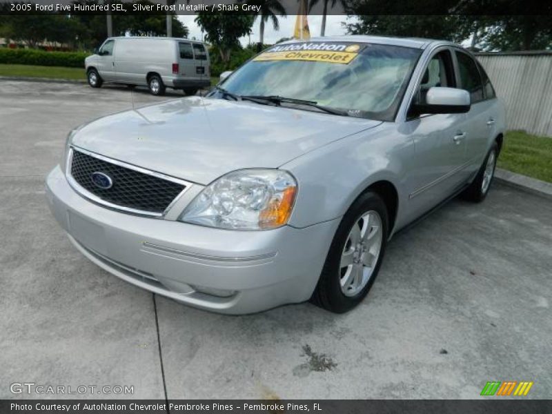 Front 3/4 View of 2005 Five Hundred SEL