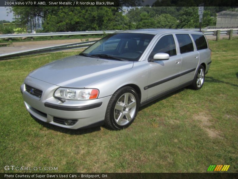 Front 3/4 View of 2004 V70 R AWD