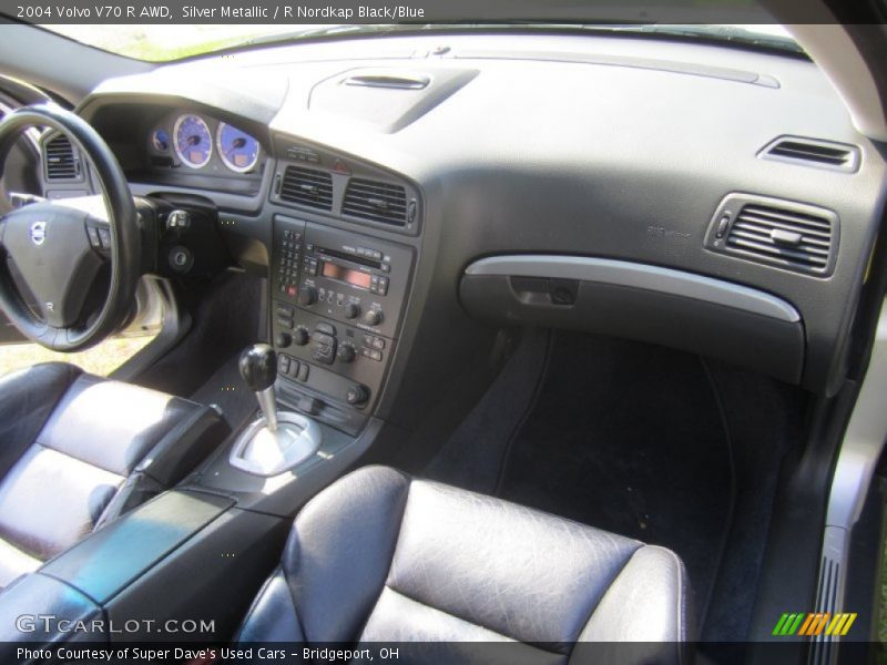 Dashboard of 2004 V70 R AWD