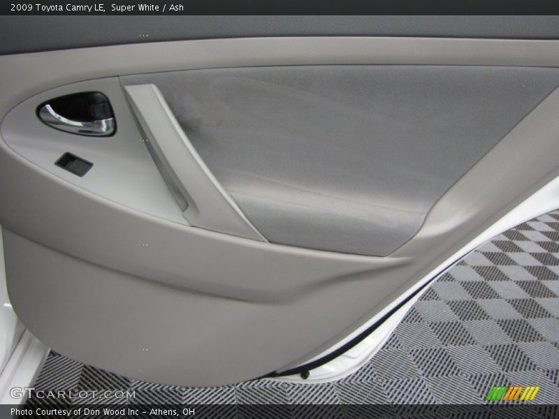 Super White / Ash 2009 Toyota Camry LE
