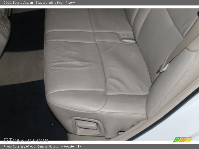 Blizzard White Pearl / Ivory 2011 Toyota Avalon