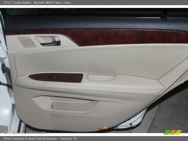 Blizzard White Pearl / Ivory 2011 Toyota Avalon