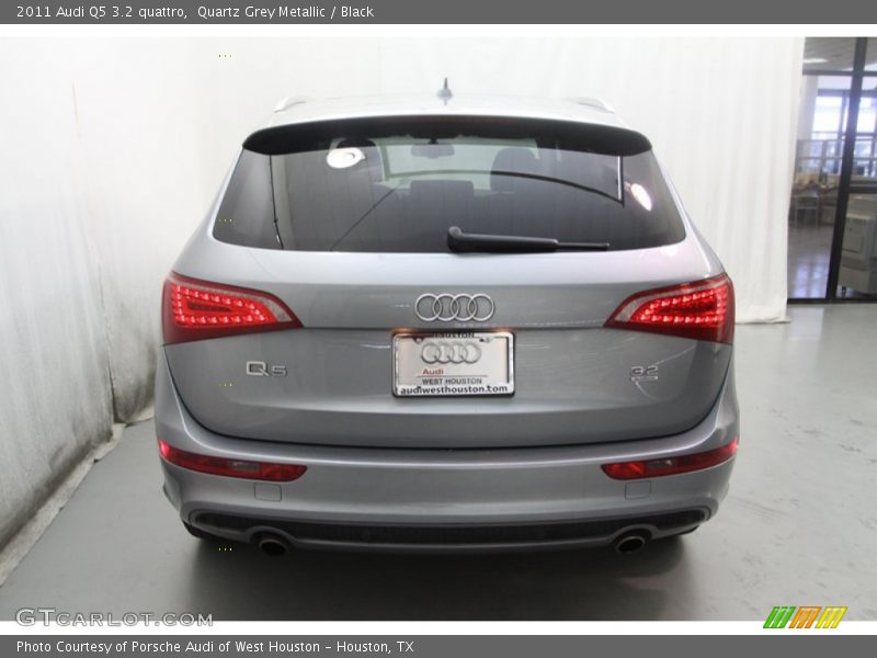 Quartz Grey Metallic / Black 2011 Audi Q5 3.2 quattro