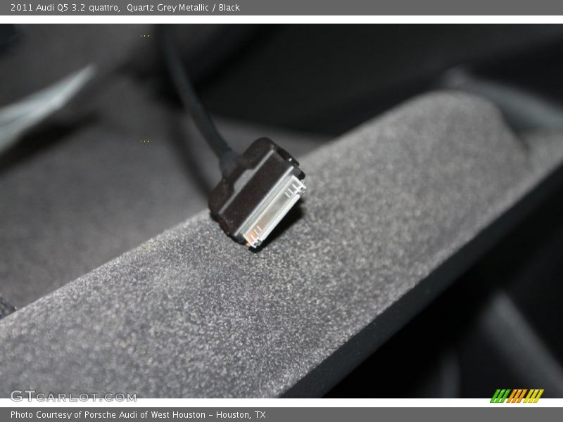 Quartz Grey Metallic / Black 2011 Audi Q5 3.2 quattro