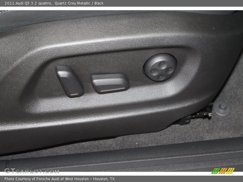 Quartz Grey Metallic / Black 2011 Audi Q5 3.2 quattro