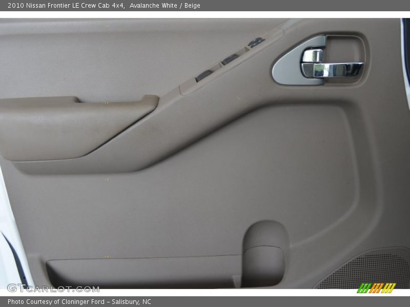 Avalanche White / Beige 2010 Nissan Frontier LE Crew Cab 4x4