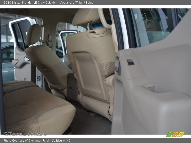 Avalanche White / Beige 2010 Nissan Frontier LE Crew Cab 4x4