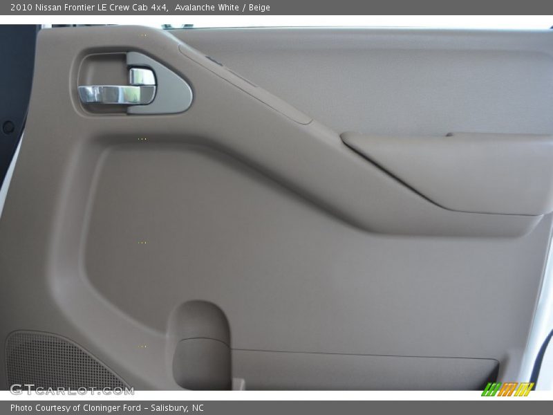 Avalanche White / Beige 2010 Nissan Frontier LE Crew Cab 4x4