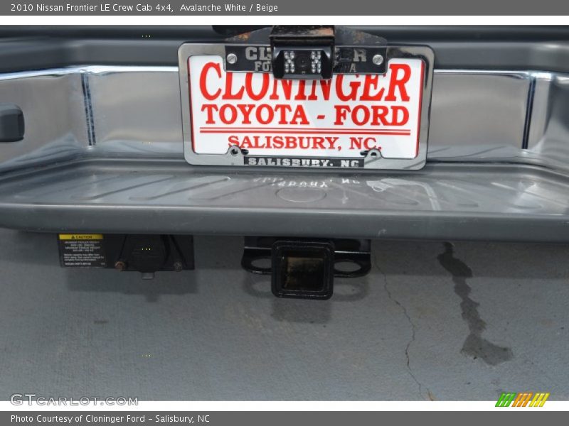 Avalanche White / Beige 2010 Nissan Frontier LE Crew Cab 4x4