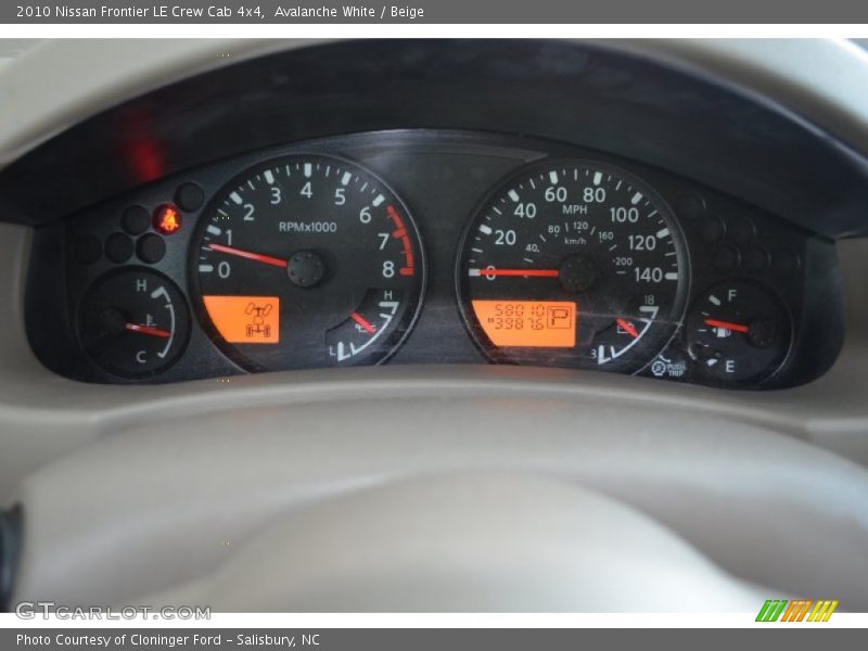 Avalanche White / Beige 2010 Nissan Frontier LE Crew Cab 4x4