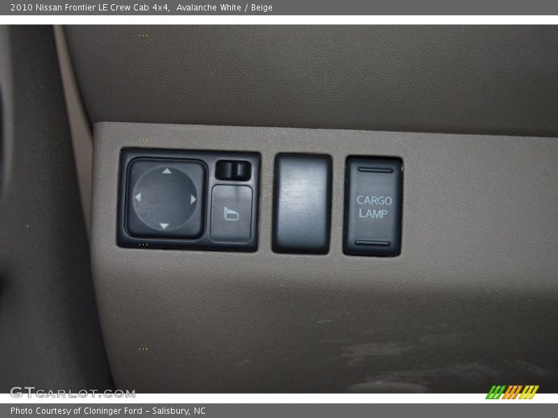 Avalanche White / Beige 2010 Nissan Frontier LE Crew Cab 4x4