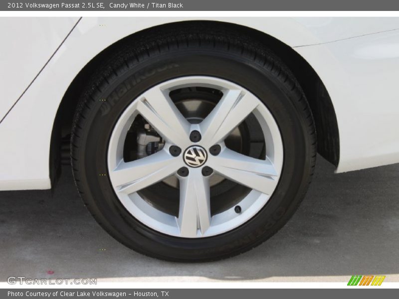 Candy White / Titan Black 2012 Volkswagen Passat 2.5L SE