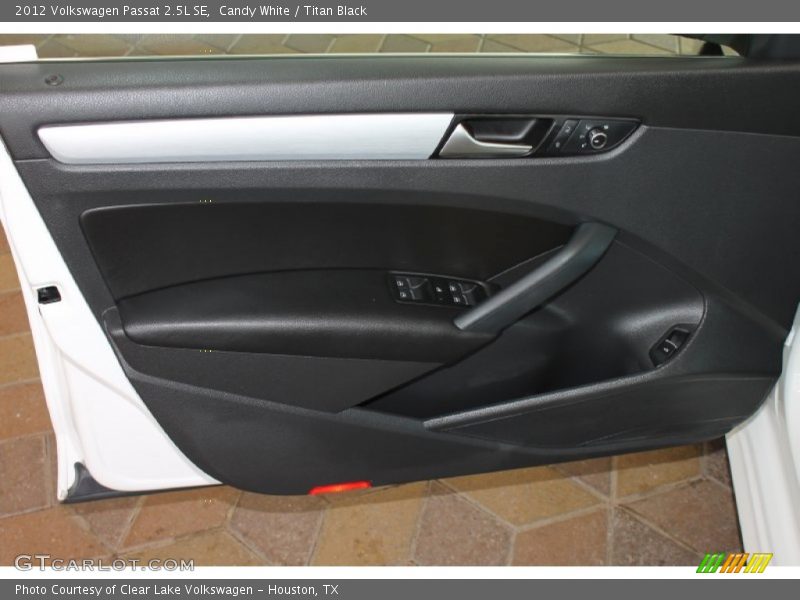 Candy White / Titan Black 2012 Volkswagen Passat 2.5L SE