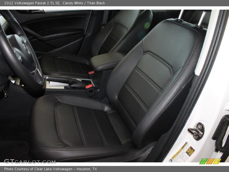 Candy White / Titan Black 2012 Volkswagen Passat 2.5L SE