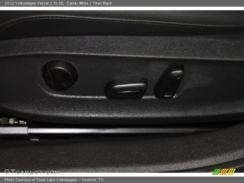 Candy White / Titan Black 2012 Volkswagen Passat 2.5L SE