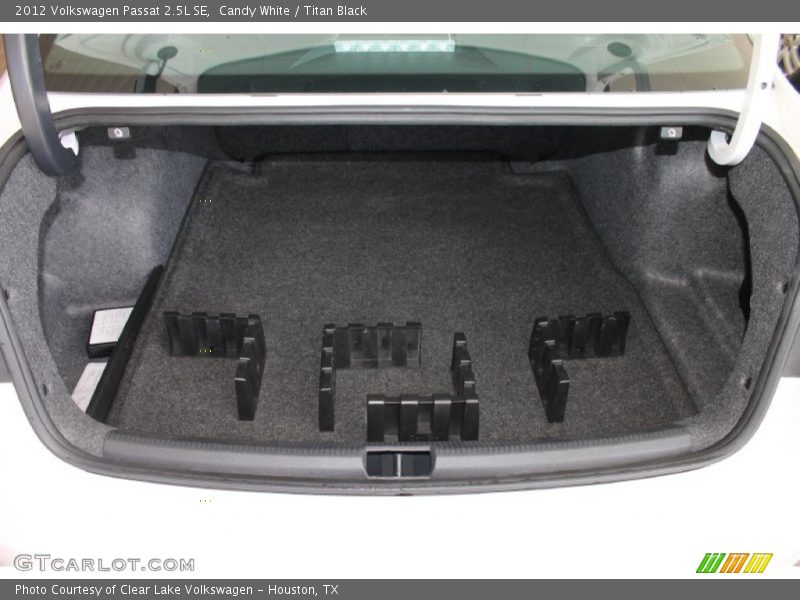 Candy White / Titan Black 2012 Volkswagen Passat 2.5L SE