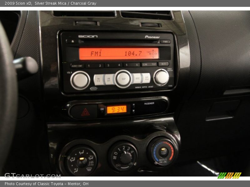 Silver Streak Mica / Charcoal Gray 2009 Scion xD