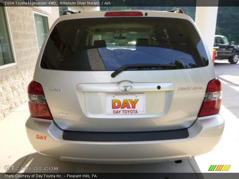 Millenium Silver Metallic / Ash 2004 Toyota Highlander 4WD