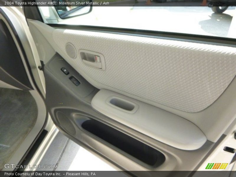 Millenium Silver Metallic / Ash 2004 Toyota Highlander 4WD
