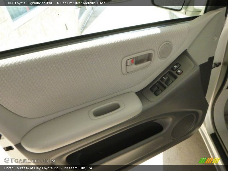 Millenium Silver Metallic / Ash 2004 Toyota Highlander 4WD