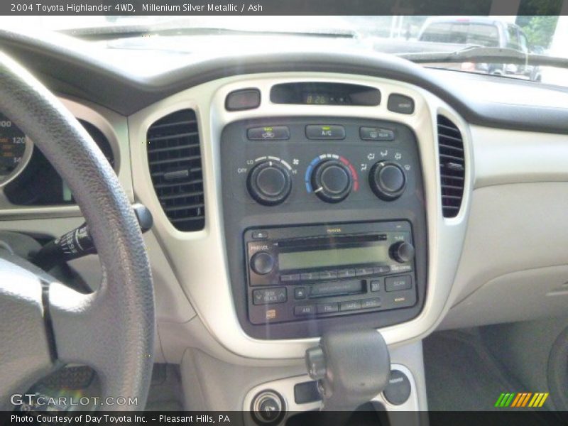 Millenium Silver Metallic / Ash 2004 Toyota Highlander 4WD