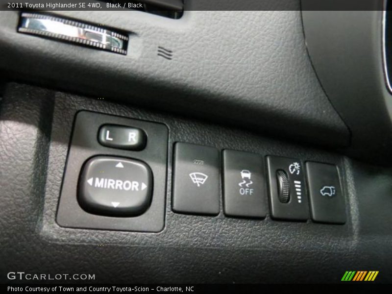Controls of 2011 Highlander SE 4WD