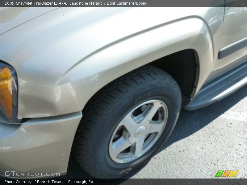 Sandstone Metallic / Light Cashmere/Ebony 2005 Chevrolet TrailBlazer LS 4x4