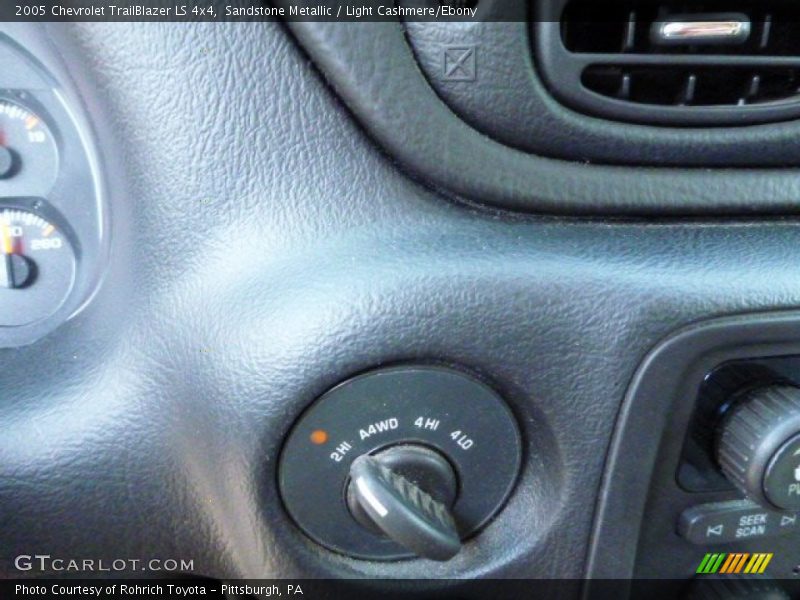 Sandstone Metallic / Light Cashmere/Ebony 2005 Chevrolet TrailBlazer LS 4x4