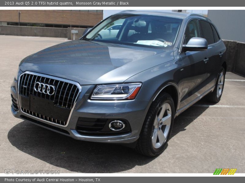 Front 3/4 View of 2013 Q5 2.0 TFSI hybrid quattro