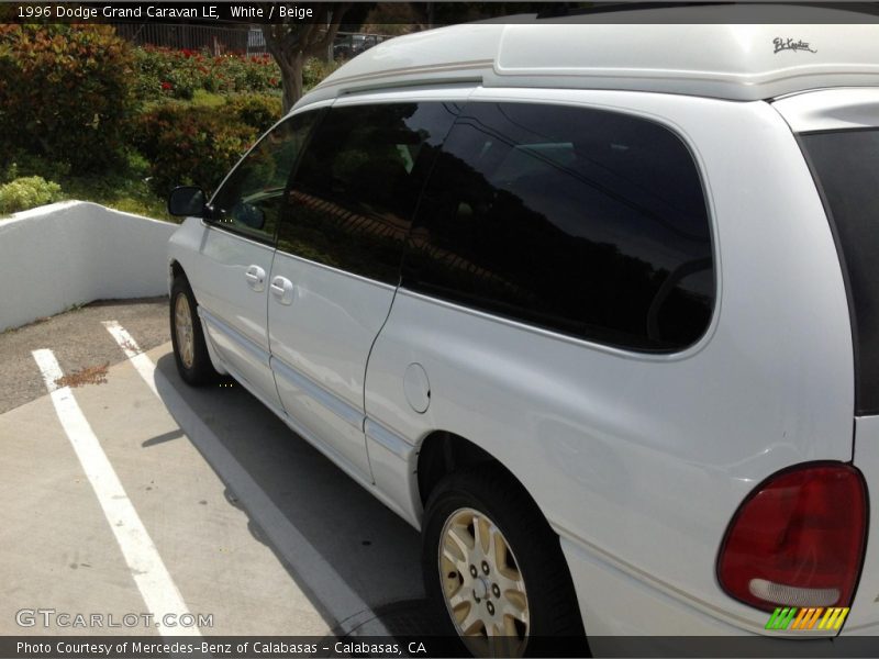 White / Beige 1996 Dodge Grand Caravan LE