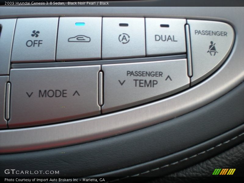 Controls of 2009 Genesis 3.8 Sedan