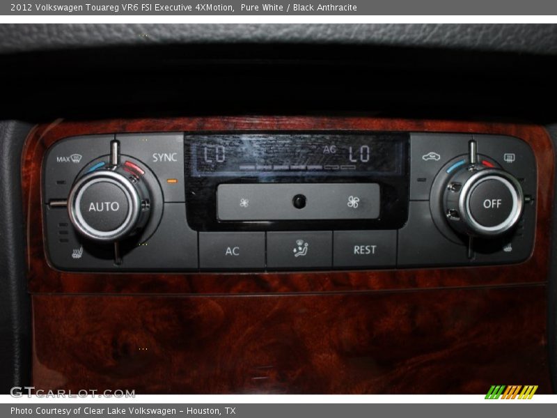 Pure White / Black Anthracite 2012 Volkswagen Touareg VR6 FSI Executive 4XMotion