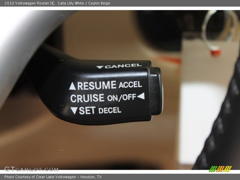 Calla Lilly White / Ceylon Beige 2010 Volkswagen Routan SE