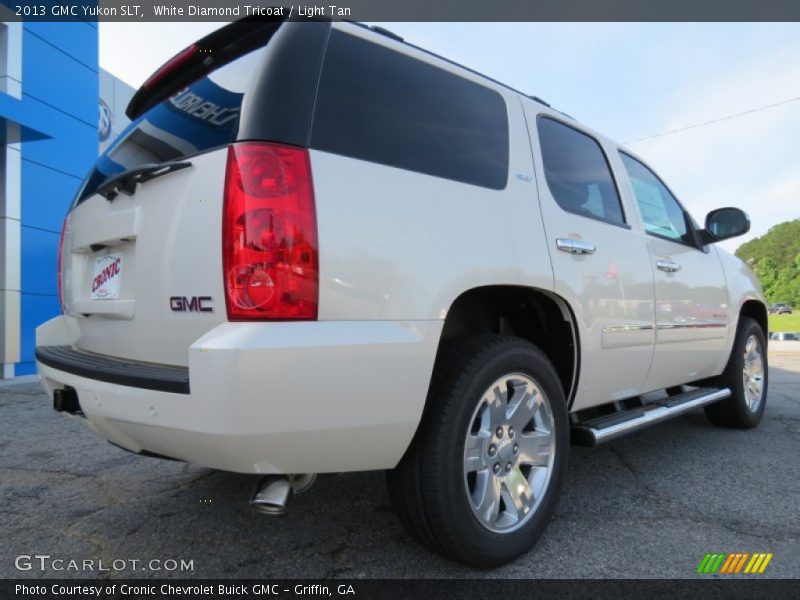 White Diamond Tricoat / Light Tan 2013 GMC Yukon SLT