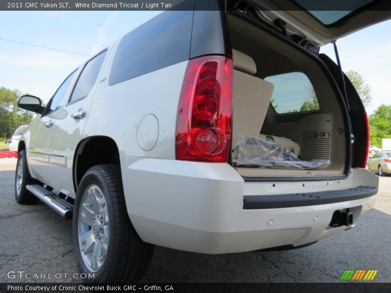 White Diamond Tricoat / Light Tan 2013 GMC Yukon SLT